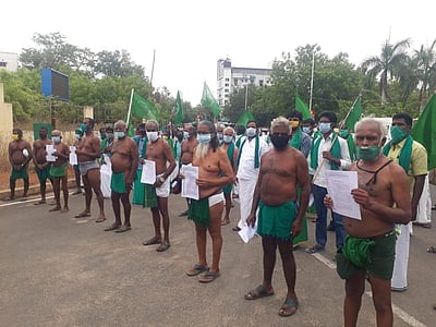 திருச்சியில் அரைநிர்வாணமாக விவசாயிகள் போராட்டம்!     