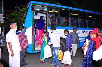 காரைக்காலில் இருந்து புலம்பெயர்ந்த சத்தீஸ்கர் தொழிலாளர்கள் அனுப்பிவைப்பு