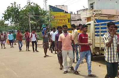 திருவாடானையில் வெளிமாநிலத்தவர் சொந்த ஊருக்கு நடைப்பயணம்