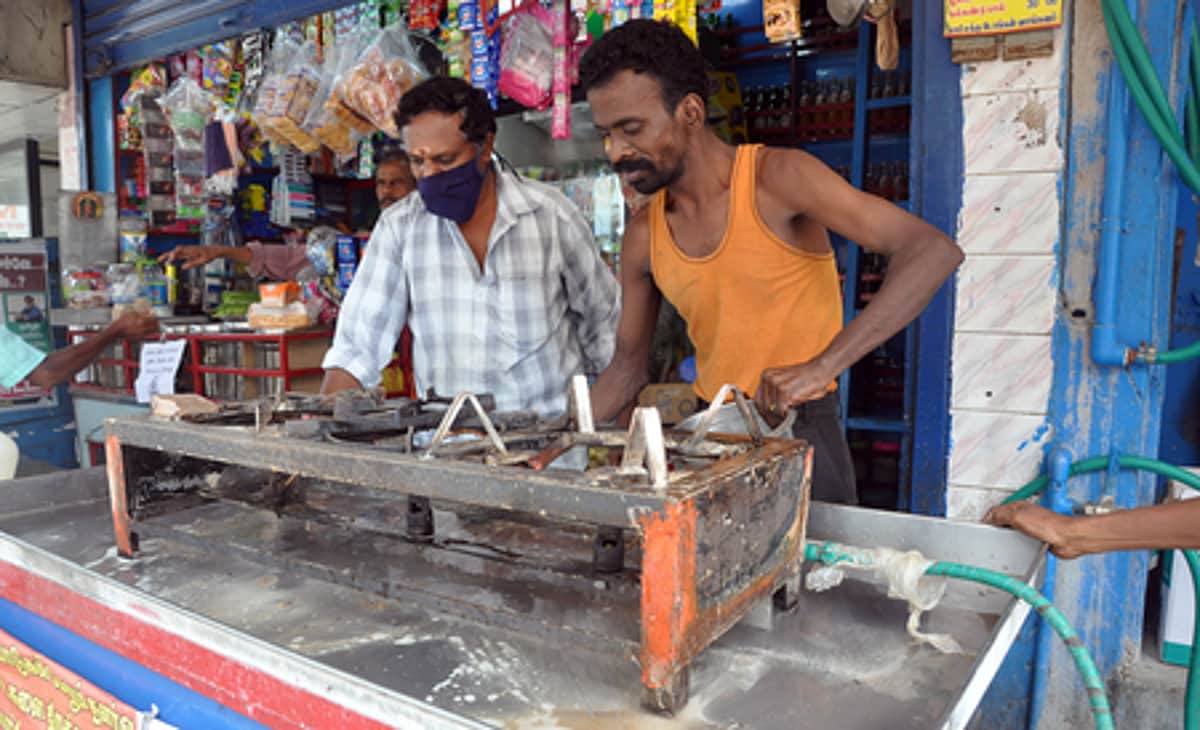 குஜராத்தில் பான் மசாலா மற்றும் தேநீர்க் கடைகள் இயங்க அனுமதி
