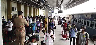 சிறப்பு ரயிலில் விழுப்புரம் வந்தடைந்த 232 தமிழகத் தொழிலாளர்கள்