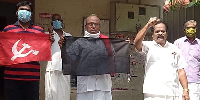 இந்திய கம்யூனிஸ்ட் கட்சியினர் கருப்புக்கொடி ஆர்ப்பாட்டம்