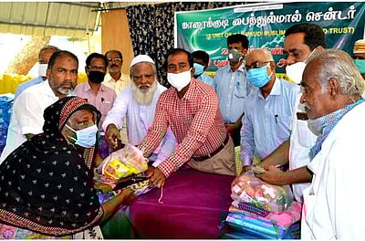 காரைக்குடியில் பைத்துல் மால் சென்டர் சார்பில் முஸ்லிம் மக்களுக்கு ரமலான் அன்பளிப்பு