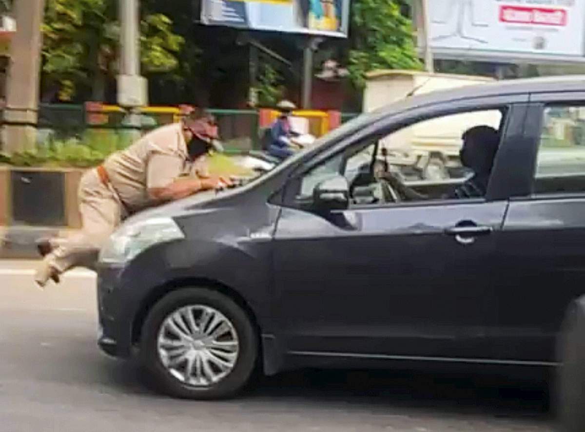 பஞ்சாபில் காரை நிறுத்த முயன்ற காவலரை காரோடு இழுத்துச் சென்ற ஓட்டுநர்