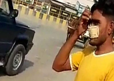 10 ரூபாய் தாளை முகக்கவசமாக மாற்றிய இளைஞர்: எச்சரித்து அனுப்பிய காவலர்கள்