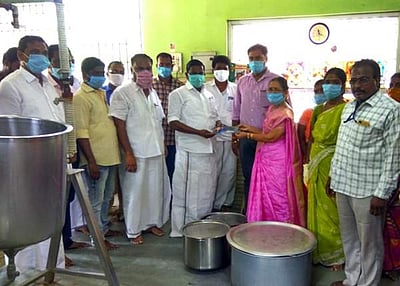 மூன்றாம் கட்டமாக அம்மா உணவகத்திற்கு ரூ.50 ஆயிரம் வழங்கினார் சீர்காழி எம்எல்ஏ