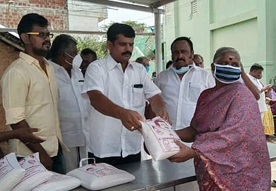 ஆத்தூரில் திமுக சார்பில் நிவாரணப் பொருள்கள் வழங்கல்