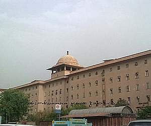 அதிகாரிகளுக்கு கரோனா: மத்திய அமைச்சக அலுவலகங்கள் மூடல்