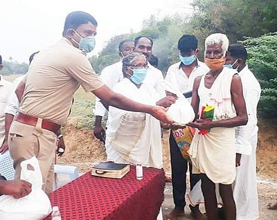 சீர்காழியில் 300 குடும்பங்களுக்கு கரோனா நிவாரண உதவி வழங்கல்