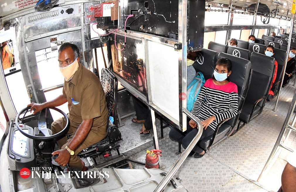 இரண்டு மாதங்களுக்குப் பிறகு ஆந்திரத்தில் பேருந்து சேவை தொடக்கம்