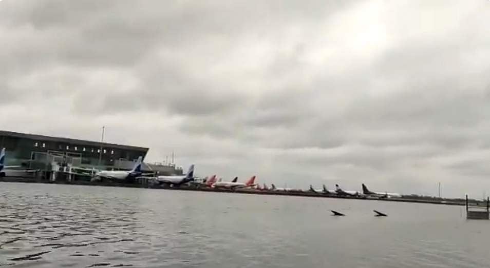 உம்பன் புயலால் வெள்ளத்தில் மிதக்கும் கொல்கத்தா விமான நிலையம்