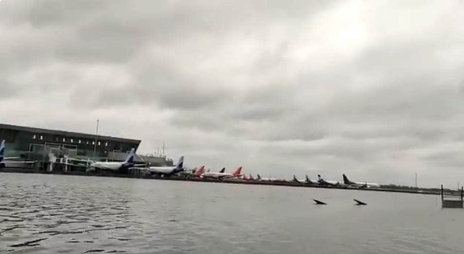 உம்பன் புயலால் வெள்ளத்தில் மிதக்கும் கொல்கத்தா விமான நிலையம்