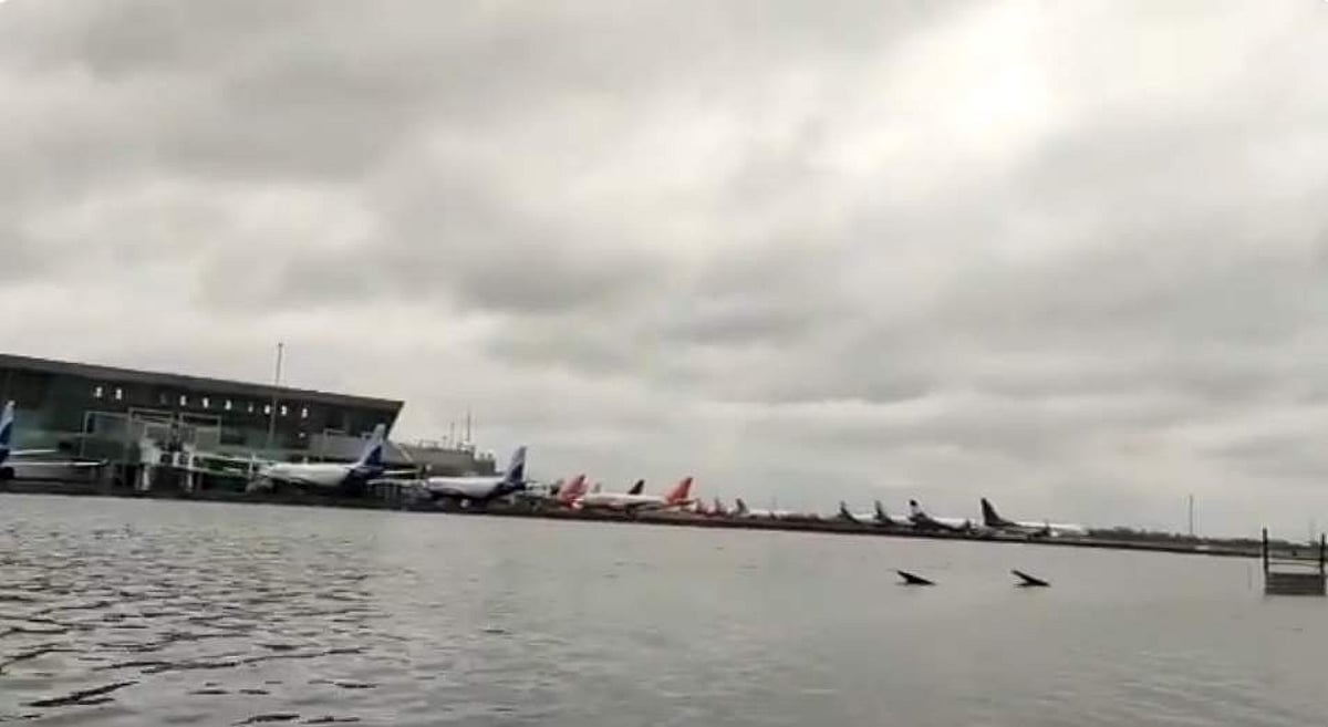 உம்பன் புயலால் வெள்ளத்தில் மிதக்கும் கொல்கத்தா விமான நிலையம்