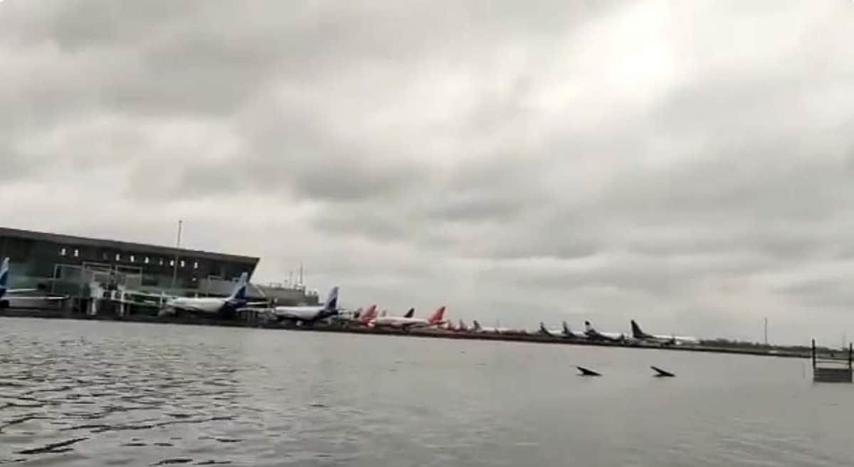 உம்பன் புயலால் வெள்ளத்தில் மிதக்கும் கொல்கத்தா விமான நிலையம்