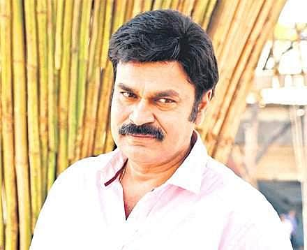 கோட்சேவைப் புகழ்ந்து ட்வீட்: நடிகர் சிரஞ்சீவி சகோதரர் மீது புகார்