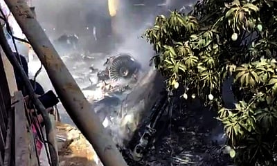 கராச்சி விமான விபத்து - படங்கள்