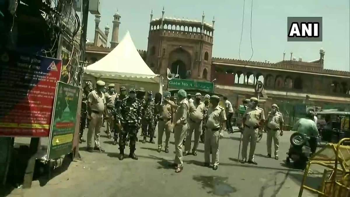 ஜம்மா மசூதிக்கு அருகே தில்லி காவல்துறை கொடி அணிவகுப்பு