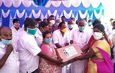 நரிக்குறவர் இன மக்களுக்கு நல உதவிகளை வழங்கினார் கே.பி.முனுசாமி