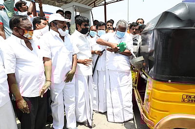 கிருஷ்ணகிரியில் அதிமுக சார்பில் 1500 ஆட்டோக்களுக்கு இலவச எரிபொருள் வழங்கல்