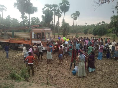 சொந்த செலவில் ஆழ்துளை கிணறு அமைக்க முயன்ற பொதுமக்கள்:  தடுத்து நிறுத்திய அதிகாரிகள்