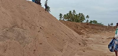 திருப்புவனம் அருகே மணல் அள்ளப்படுவதால் குடிநீர் திட்டங்கள் பாதிக்கப்படுவதாகப் புகார்