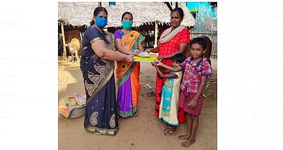 கிராமத்தில் வீடு வீடாகச் சென்று கரோனா நிவாரண உதவியாக தலா ரூ.1000 வழங்கிய ஆசிரியைகள்