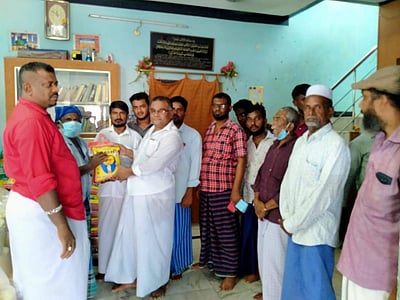 தொண்டியில் தமுமுக சார்பில் ஏழை எளிய மக்களுக்கு ரூ.3 லட்சத்து 50 ஆயிரம் செலவில் ஃபித்ரா வழங்கல்