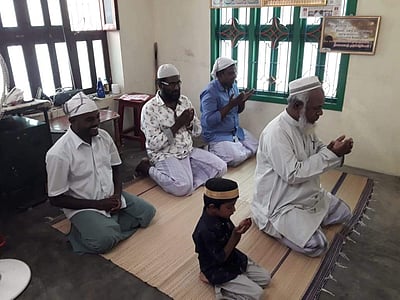 கூத்தாநல்லூர் வீடுகளில் சமூக இடைவெளியுடன் ரமலான் தொழுகை