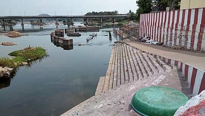 பவானி கூடுதுறை மூடப்பட்டதால் புரோகிதர்கள் தவிப்பு