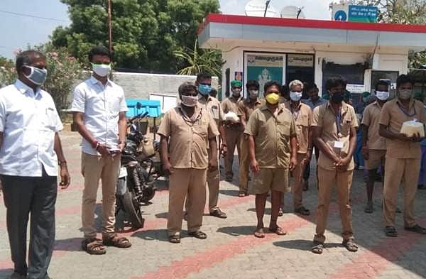 பேளூரில் தூய்மைப் பணியாளர்களுக்கு அரிசி வழங்கல்
