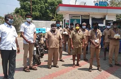 பேளூரில் தூய்மைப் பணியாளர்களுக்கு அரிசி வழங்கல்