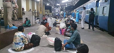 மும்பையிலிருந்து விழுப்புரம் வந்தடைந்த 382 தமிழக தொழிலாளர்கள்