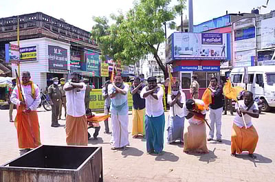 காரைக்குடியில் இந்து முன்னணியினர் தோப்புக்கரணம் போட்டு போராட்டம்      