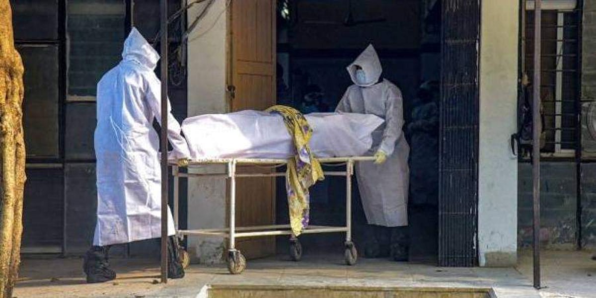 4 நாள்களில் கரோனாவுக்கு 900 போ் பலி!