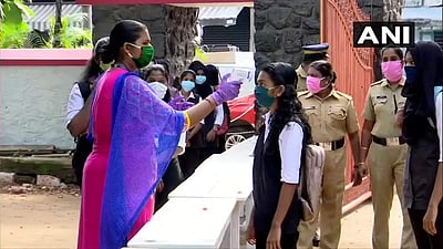 கேரளம்: முகக்கவசம், சமூக இடைவெளியுடன்  தேர்வெழுதிய மாணாக்கர்