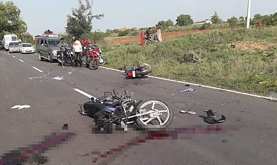 ஓசூர் அருகே இரு சக்கர வாகனங்கள் மோதல்: தந்தை, மகன் உள்பட மூவர் பலி