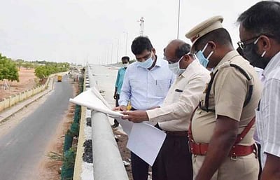 திருச்சியில் பாதியில் நிற்கும்  மேம்பாலம்: அரசு செயலர் ஆய்வு!