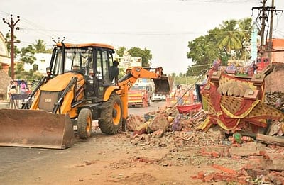 விழுப்புரத்தில் நெடுஞ்சாலையோரம் இருந்து மாரியம்மன் கோவில் இடித்து அகற்றம்