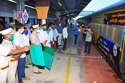 காரைக்காலில் இருந்து புலம்பெயர்ந்த ஒடிசா தொழிலாளர்கள்  ரயிலில் அனுப்பிவைப்பு 