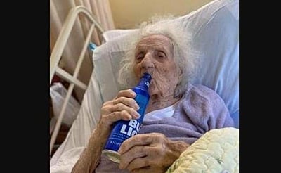 கரோனாவில் இருந்து மீண்ட மகிழ்ச்சியை பீர் குடித்துக் கொண்டாடும் 103 வயது மூதாட்டி