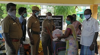 பிச்சாவரத்தில் வனத்துறை சார்பில் நிவாரணப் பொருள்கள் வழங்கல்