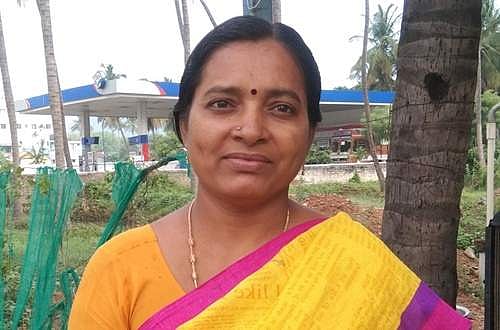 பயனற்றுப்போன சொட்டுநீர் பாசன நெகிழிக் குழாய்: கட்டில் முடைந்து பயன்படுத்தும் பெண் விவசாயி