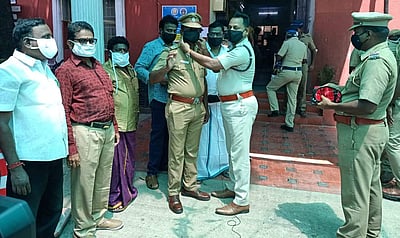 சிதம்பரத்தில் காவல்துறையினர் 300 பேருக்கு முகக் கவசம்