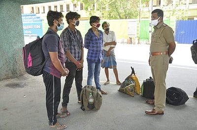 கள்ளக்குறிச்சிக்கு நடந்து சென்ற கட்டட தொழிலாளர்கள்: ஈரோட்டில் தடுத்து நிறுத்தம்