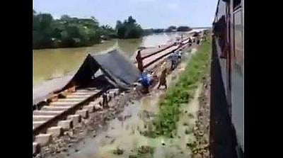 'வறுமையிலும் மனிதநேயம்' - வெள்ளத்தால் பாதித்தோருக்கு உணவு வழங்கிய புலம்பெயர் தொழிலாளர்கள்