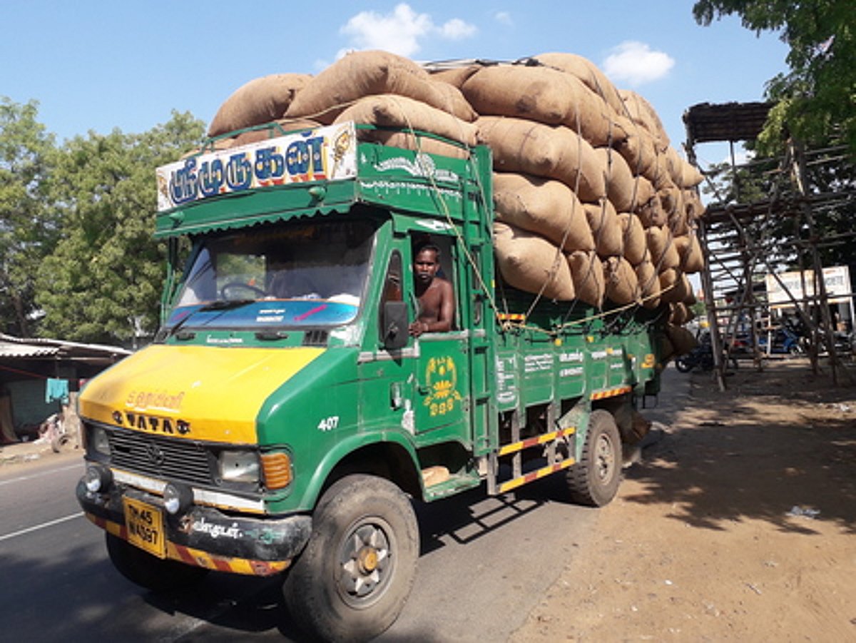 விதிமீறலில் ஈடுபடும் சரக்கு வாகனங்களால் அதிகரிக்கும் விபத்து