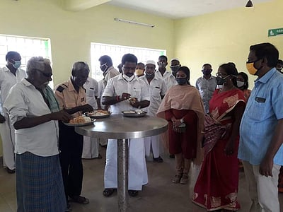 கூத்தாநல்லூரில் அம்மா உணவகத்தில் அமைச்சர் காமராஜ் திடீர் ஆய்வு