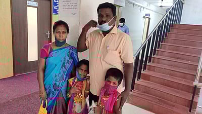 விழுப்புரத்தில் ரூ. 2000 உண்டியல் சேமிப்பு நிதியை கரோனா நிவாரணத்துக்கு வழங்கிய இரட்டையர் சிறுமிகள்