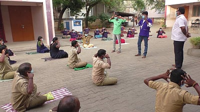 மணப்பாறை நகராட்சி தூய்மை காவலர்களுக்கு யோகா பயிற்சி