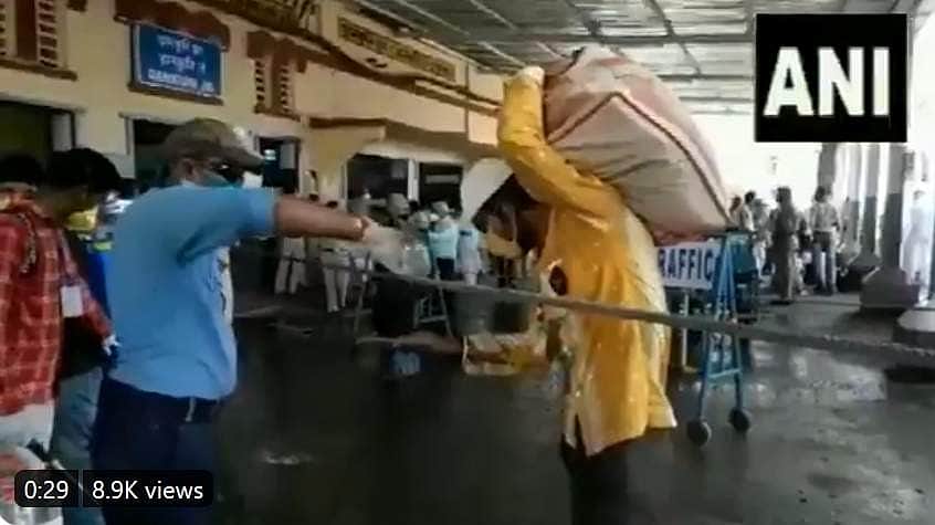 மேற்குவங்கம்: ராஜஸ்தானில் இருந்து திரும்பிய தொழிலாளர்கள் மீது கிருமி நாசினி தெளிப்பு